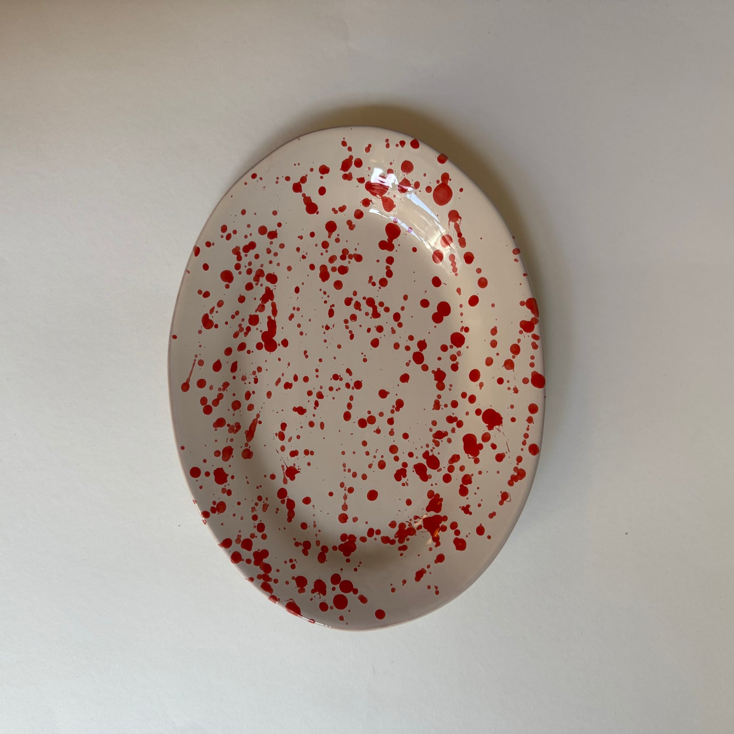 Oval tallerken, rød plet, L25 cm