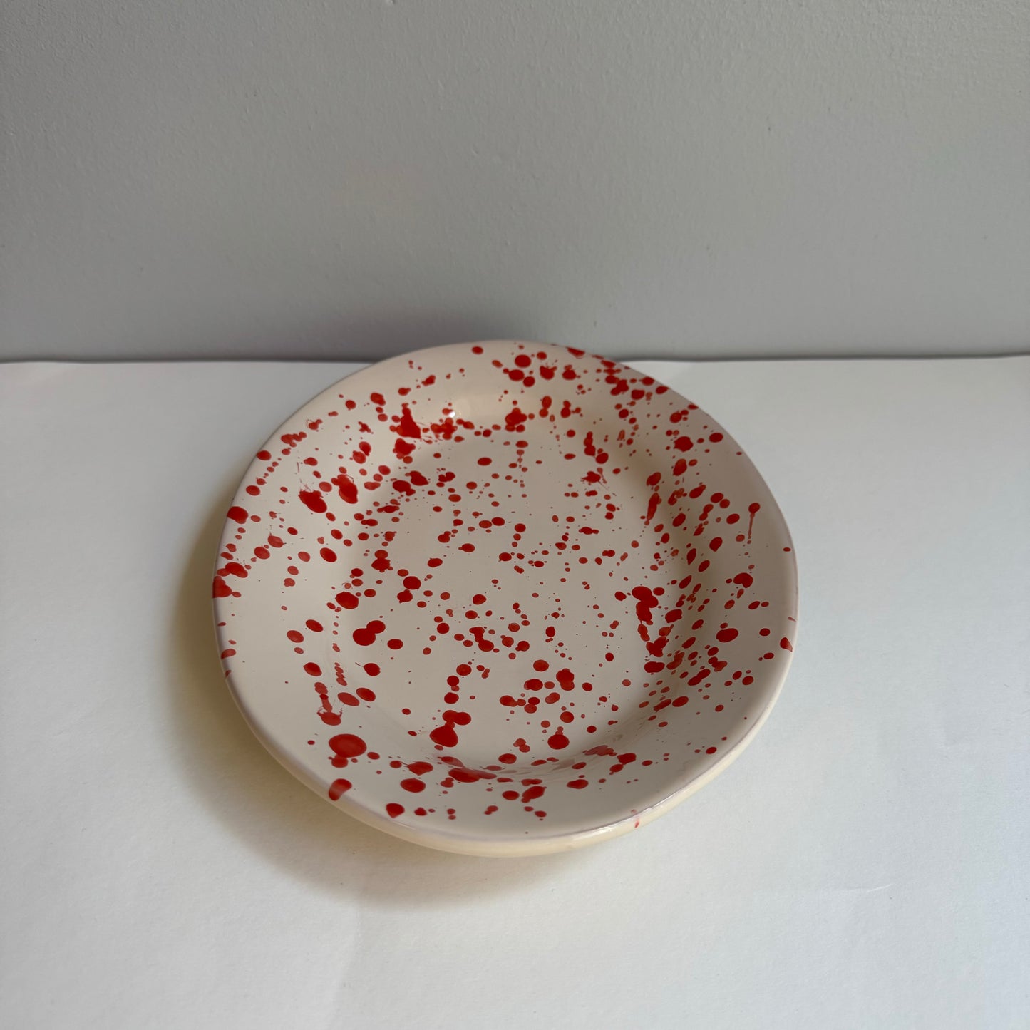 Oval tallerken, rød plet, L25 cm